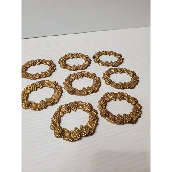 Vintage Oval Frame With Grape Design Vintage brass frame with grape desi… - Picture 4 of 10